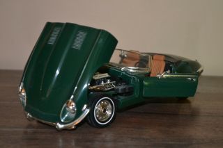 1971 Jaguar E Type V12 Green 1/18 Diecast Model Car By Road Signature 92608