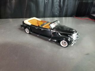 Road Signature Series Diecast 1938 Cadillac V - 16 Presidential Limo 1:24
