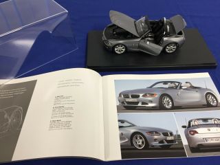 Maisto Bmz Z4 1:18 Die Cast Model Car With Case And Brochure