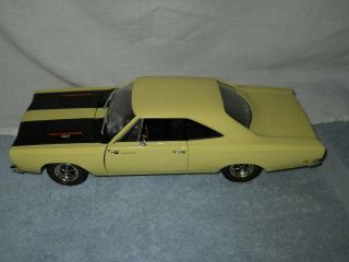 Ertl 1969 Plymouth Road Runner Yellow 1:18 Scale Diecast American Muscle Car