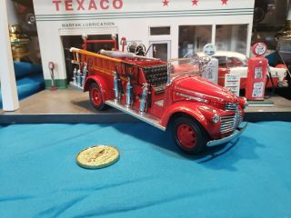 Yat Ming Road Signature Series 1:24 Scale Diecast 1941 Gmc Fire Truck