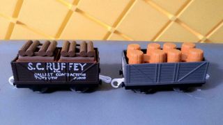 Thomas & Friends Trackmaster/ Tomy - - Barrel And Log Freight Cars