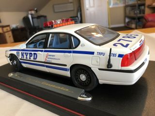 1/18 MAISTO NYPD 2000 CHEVROLET IMPALA POLICE CAR 3