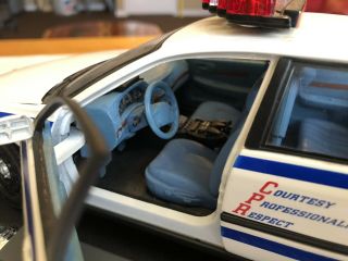 1/18 MAISTO NYPD 2000 CHEVROLET IMPALA POLICE CAR 4