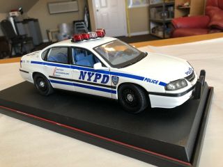 1/18 MAISTO NYPD 2000 CHEVROLET IMPALA POLICE CAR 8