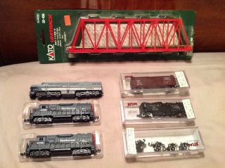 N Scale Locomotive Engines With Extra Freight Cars And Parts