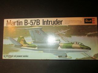 Revell H - 132 - Martin B - 57a Intruder - 1969 Strategic Air Power Series Release