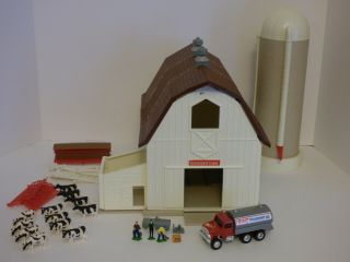 Vintage Ertl Farm Country Dairy Barn Set