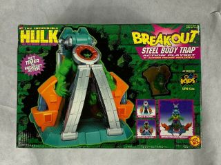 The Incredible Hulk 1997 5 " Steel Body Trap Breakout Action Playset Toybiz
