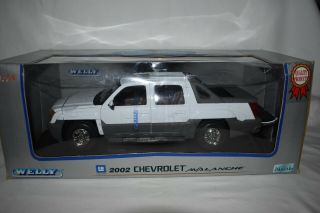 Welly 1:18 2002 Chevrolet Avalanche White