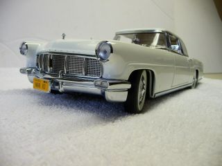 1/18 Lucky Die Cast Signature Series 1956 Lincoln Continental Mark Ii White