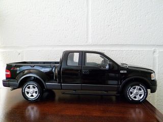 Beanstalk 1:18 Scale Ford F - 150 Stepside 4x4 Truck