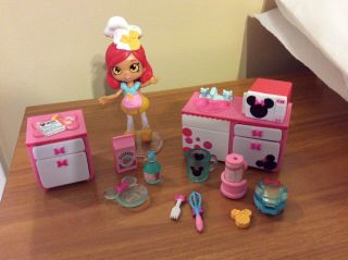 Shopkins Disney Happy Places Minnie Mouse Waffle Kitchen Goldie Bow