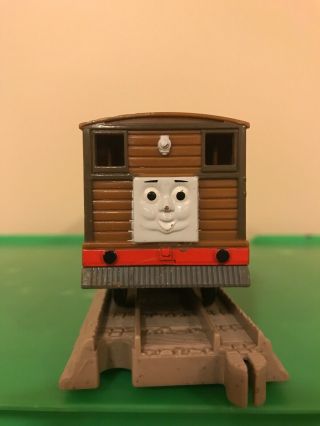 THOMAS Train Trackmaster Motorized Toby and Caboose 2
