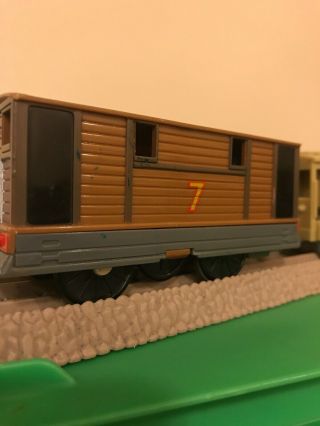 THOMAS Train Trackmaster Motorized Toby and Caboose 5