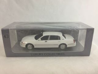 1/43 Luxury Collectibles 2011 Lincoln Town Car,  Vibrant White,  101560