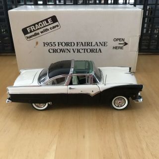 Danbury 1955 Ford Fairlane Crown Victoria Custom 1:24 Scale