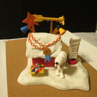 A Charlie Brown Christmas - Snoopy And His Contest Winning Doghouse/ Peanuts