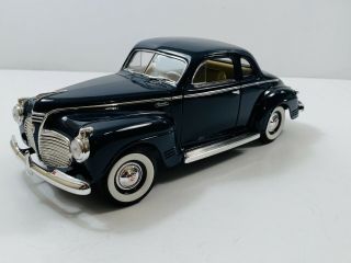 Road Signature 1941 Plymouth 1:18 Scale Diecast Car Blue