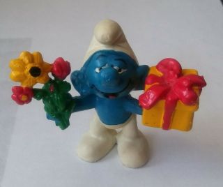 Rare 1978 Smurfs Peyo Schleich W.  Berrie Smurf With Flowers And Gift Box 2.  0041