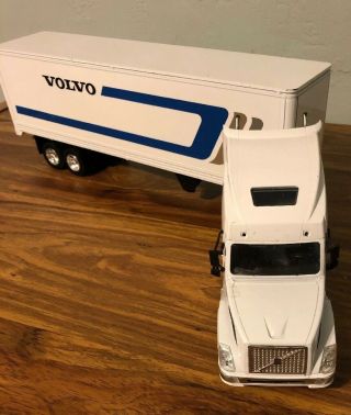 Newray Volvo Tractor And Trailer Vn - 780 1/32 Scale Pre - Built Model Semi Truck