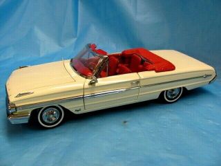 Sun Star 1964 Ford Galaxie 500 Convertible White And Red 1/18 Diecast Model