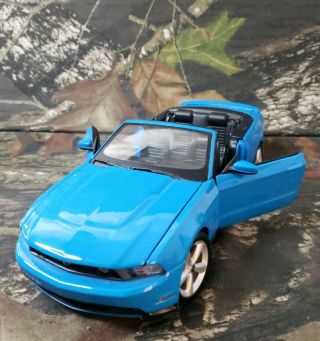 Maisto 2010 Ford Mustang Gt Blue Convertible Scale 1/18
