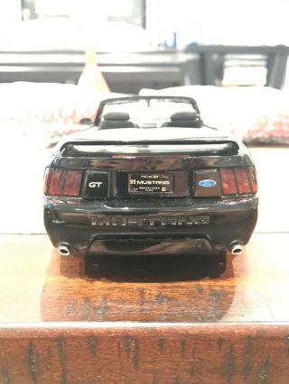 Maisto 1999 Ford Mustang GT Convertible Black 1:18 Scale Die Cast 4