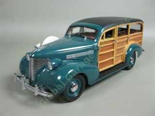 Motor City Classics 1939 Chevrolet Master Deluxe Woody Wagon 1:18 Diecast Car Nr