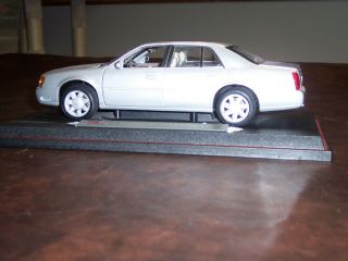 Maisto - 1/18 Scale - Cadillac - 2000 Deville Dts - Adult Displayed -