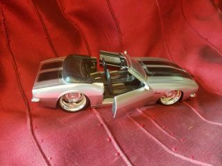 Jada Bigtime Muscle 1967 Chevy Camaro Convertible 1: 24 Scale Silver & Black S