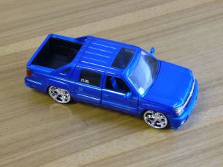 Dub City 2001 Chevrolet Avalanche Die Cast Truck Electric Blue 1:24 Jada Toys