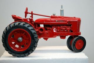 Ertl Mccormick - Deering Farmall H Tractor Narrow Front; 1/16 Scale Diecast