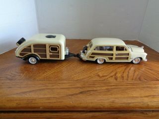 Motor Max American Classic 1949 Ford Woodie Wagon Plus Matching Camper 1/24