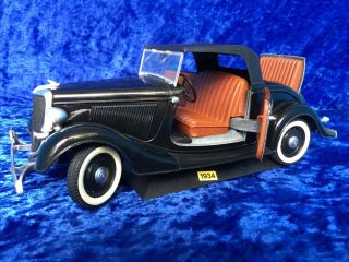 Solido 1934 Ford V8 Roadster Deluxe Black 1:19 Scale Die - Cast Metal Car Model