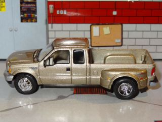 1999 - 2004 FORD F - 350 DUTY CAB DUALLY 4X4 DIORAMA DIECAST COLLECTIBLE K 2