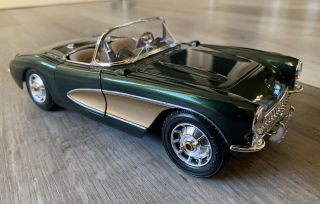 1:18 Bburago 1957 Chevrolet Corvette Convertible Die - Cast Car - Dark Green/gold