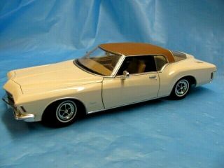 Road Signature 1/18 1971 Buick Riviera Gs Bamboo Cream With Brown Textured Roof