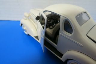 Signature 1938 Chevrolet Master Deluxe Business Coupe 1:18 Scale Die Cast Model 6