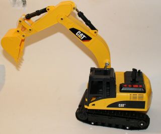 Cat Caterpillar Large Scale Motorized Excavator Back Hoe Toy Moves & Bucket Work