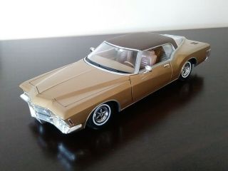 Die Cast 1/18 1971 Buick Riviera 71 Boat Tail Riv Gas Monkey Gold Road Signature