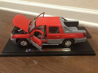 Welly Diecast 2001 Chevrolet Avalanche Red
