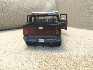 Maisto - Special Edition 1:27 Scale 2001 Hummer H2 SUT Concept - Maroon 4