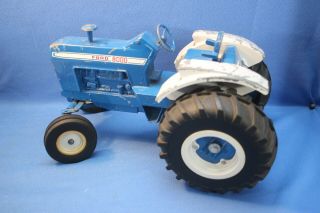 Ertl - 1/12 Scale Ford 8000 Die Cast Toy Tractor
