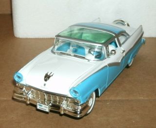 1/32 Scale 1956 Ford Fairlane Crown Victoria Skyliner Diecast - Signature Models