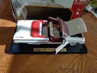 MOTOR MAX 1:18 SCALE 1960 CHEVY IMPALA CONVERTIBLE DIE - CAST WHITE & RED 2
