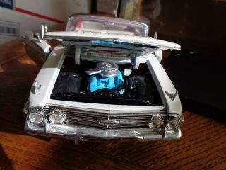 MOTOR MAX 1:18 SCALE 1960 CHEVY IMPALA CONVERTIBLE DIE - CAST WHITE & RED 3