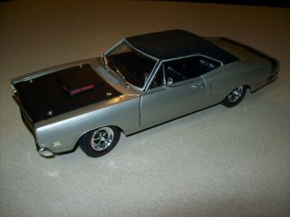 Ertl Collectibles American Muscle 1/18 Scale 1969 Dodge Coronet Bee Silver
