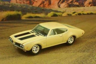 1969 69 Oldsmobile Cutlass 442 V - 8 Muscle Car 1/64 Scale Limited Edition M