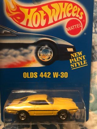 Hot Wheels Olds 442 W30 Yellow Error.  Missing Stripes On Hood